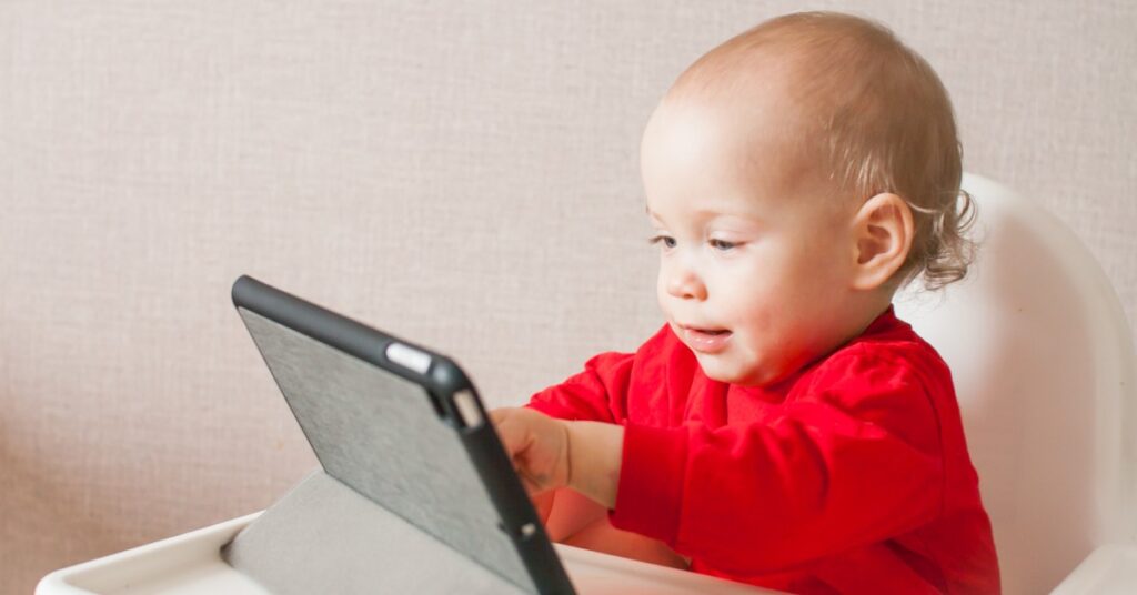 Tela atrasa a fala do bebê? O que a ciência diz
